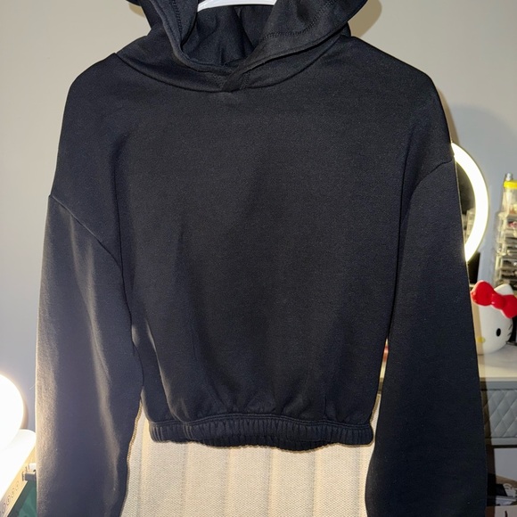 Cropped Zara Black Hooded Sweater - Picture 2 of 11